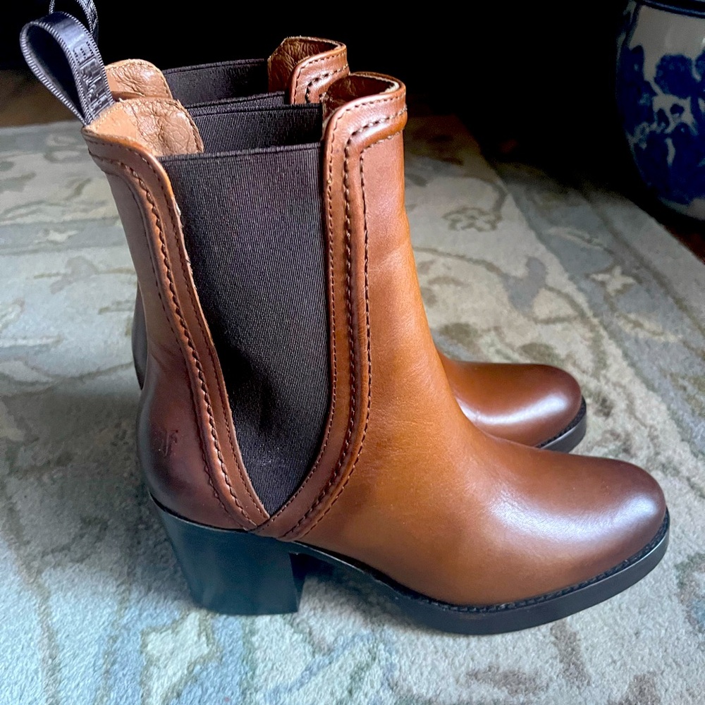Ladies Frye Jean Chelsea Leather Booties